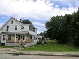 73 Maple St in Rochester, NH - Building Photo