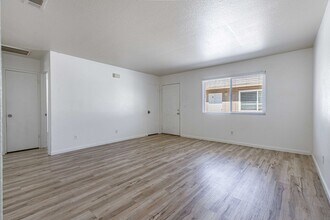 307-313 Almond Ave in Turlock, CA - Building Photo - Building Photo