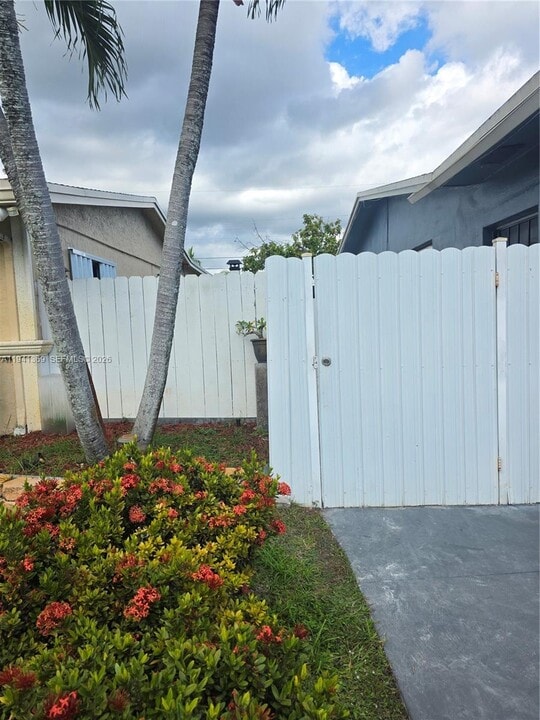 4941 NW 12th Ct in Lauderhill, FL - Foto de edificio