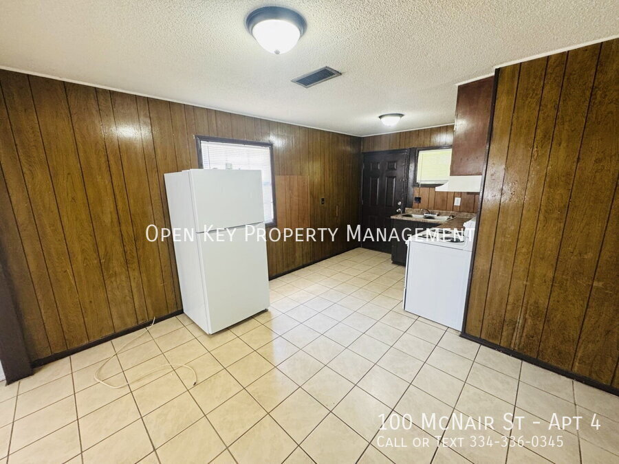 100 McNair St in Dothan, AL - Building Photo