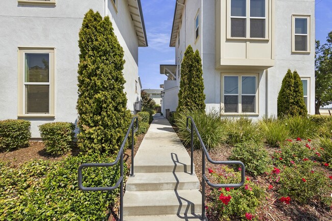 2214 Hutchinson St in Chico, CA - Foto de edificio - Building Photo