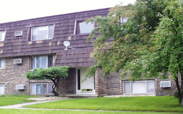 1350 Getzelman Dr in Elgin, IL - Building Photo