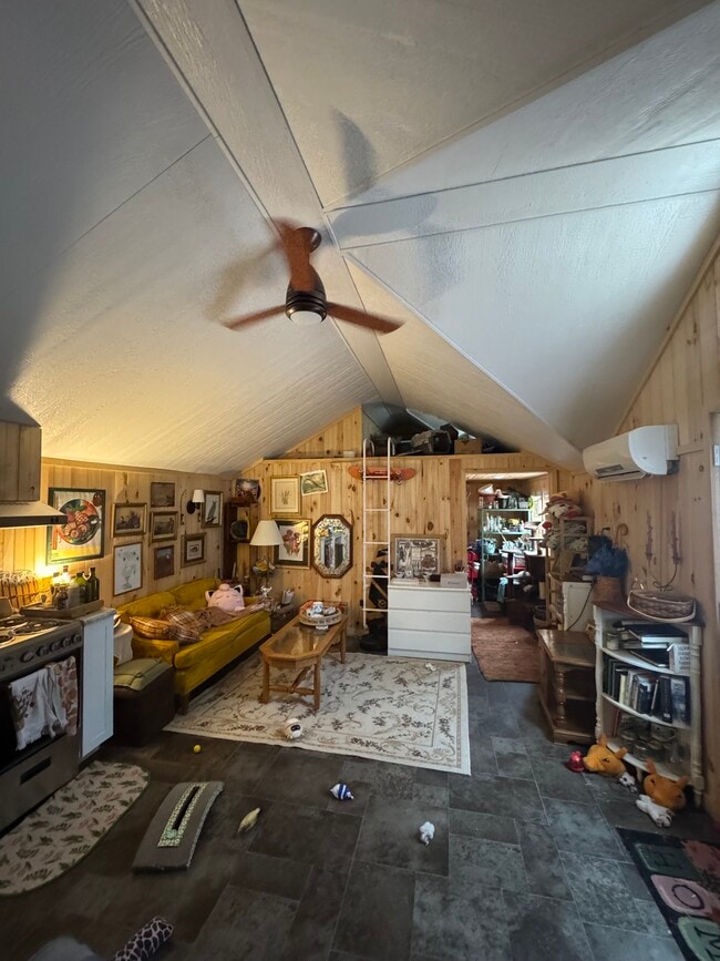 11033 Tucker Run Rd in Athens, OH - Foto de edificio - Building Photo