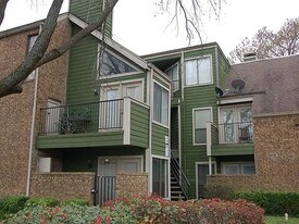 9815 Walnut St, Unit H102 in Dallas, TX - Building Photo