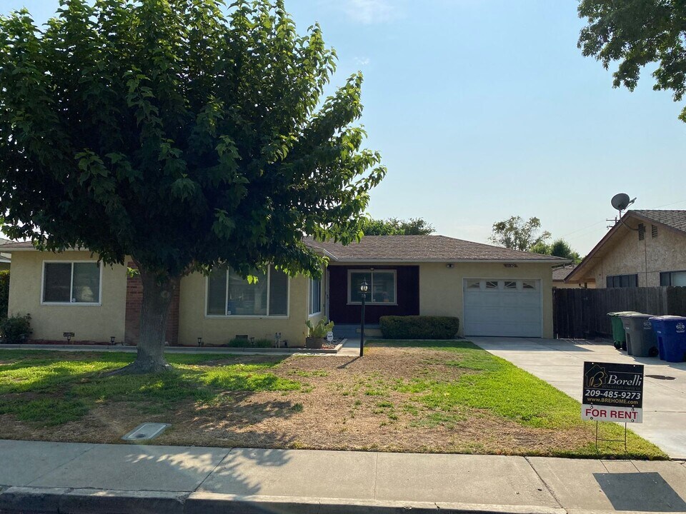 1130 Delaware Ave in Los Banos, CA - Building Photo