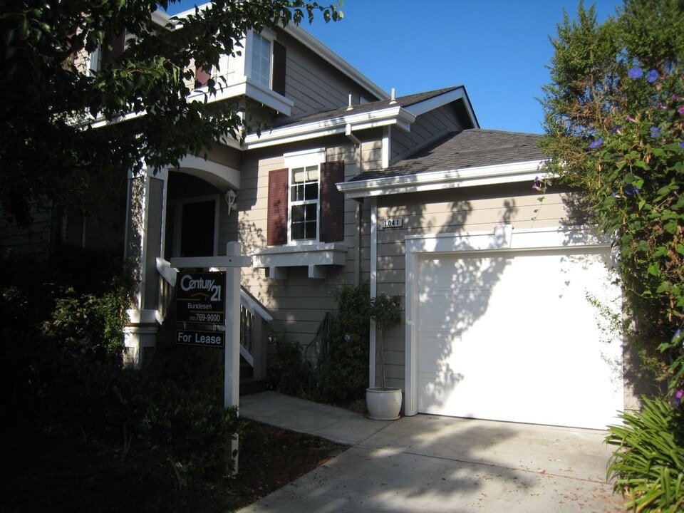 1041 Warren Dr in Petaluma, CA - Building Photo