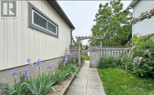 2604 Prestonvale Rd in Courtice, ON - Building Photo - Building Photo