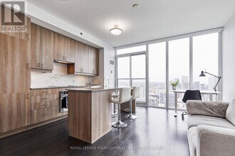 426-4426 University Ave in Toronto, ON - Building Photo - Building Photo