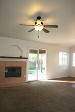 703 Markham Way in Bakersfield, CA - Foto de edificio - Building Photo