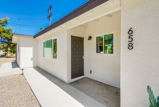 658 Las Flores Dr in San Marcos, CA - Building Photo - Building Photo