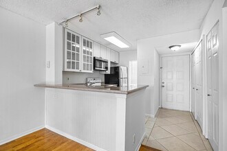 2230 N Cypress Bend Dr in Pompano Beach, FL - Building Photo - Building Photo