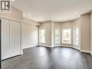 2 Victoria Ave N in Hamilton, ON - Building Photo - Building Photo