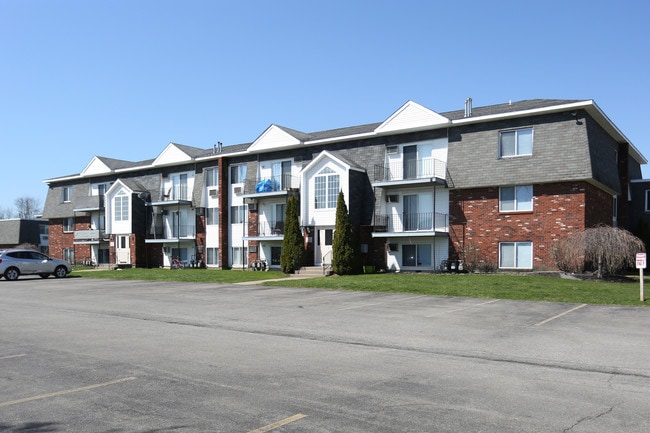 Country Glenn Apartments in Grand Island, NY - Building Photo - Building Photo