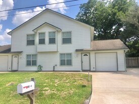 404 Peach St in Tomball, TX - Building Photo