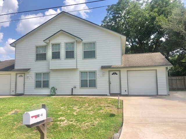 404 Peach St in Tomball, TX - Foto de edificio