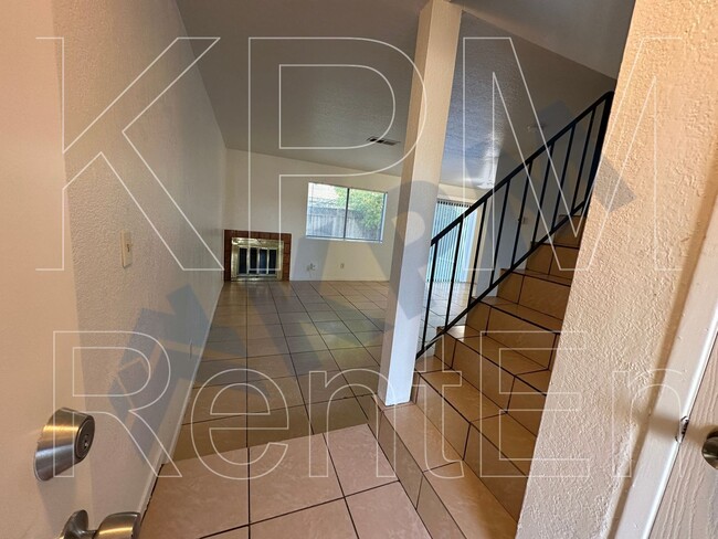819 Dundee Wy in Stockton, CA - Building Photo - Building Photo