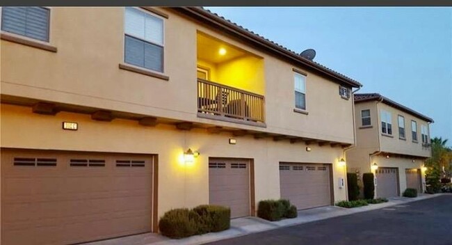 982 N Sweetbriar Ln in Azusa, CA - Building Photo - Building Photo