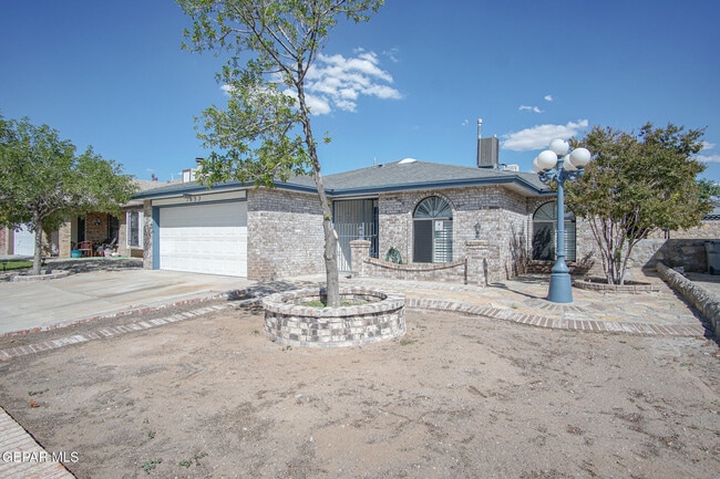 1832 Dean Jones Dr in El Paso, TX - Building Photo - Building Photo