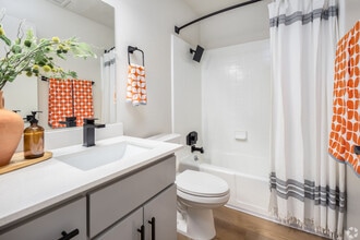 Standiford Court Apartments in Modesto, CA - Foto de edificio - Building Photo