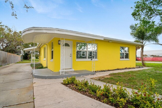 1205 Longwood St in West Palm Beach, FL - Building Photo - Building Photo