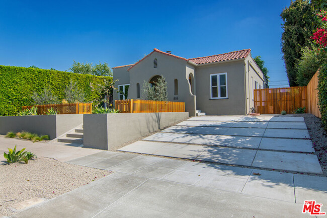 820 N Sierra Bonita Ave in Los Angeles, CA - Foto de edificio - Building Photo