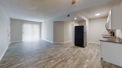 Grand Place Apartments in Carbondale, IL - Building Photo - Building Photo