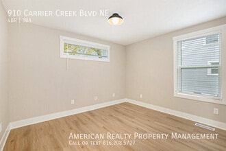 910 Carrier Creek Blvd NE in Grand Rapids, MI - Building Photo - Building Photo