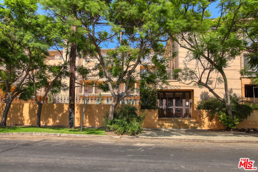 1000 S Westgate Ave in Los Angeles, CA - Building Photo