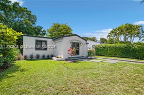 530 NW 45th St in Miami, FL - Foto de edificio - Building Photo