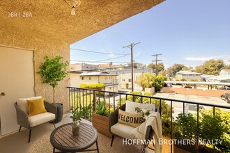 11941 Weddington St in Los Angeles, CA - Building Photo - Building Photo