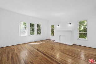 129 N Swall Dr in Los Angeles, CA - Building Photo