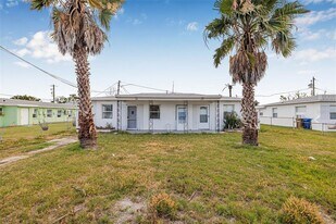 30 Lynn Way in Madeira Beach, FL - Building Photo