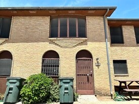 1300 Hillside Rd in Laredo, TX - Building Photo