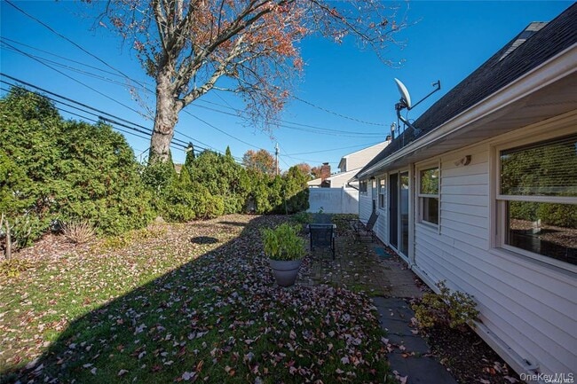 37 Winter Ln in Hicksville, NY - Building Photo - Building Photo