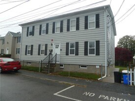 18 Ryan Ave in Bristol, RI - Building Photo
