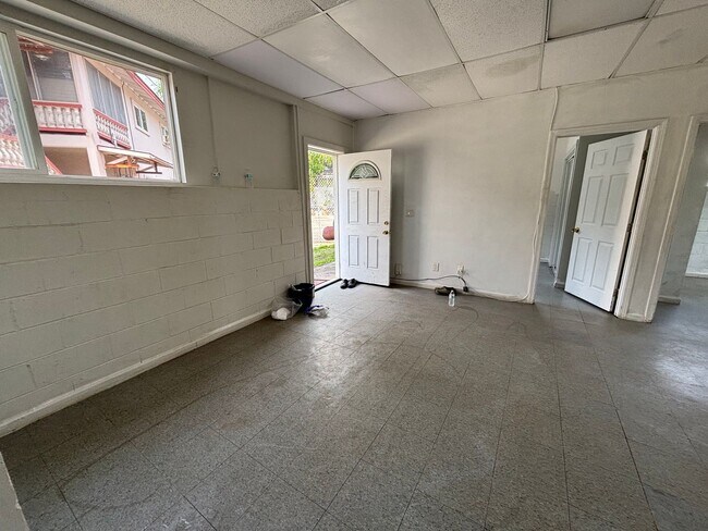 1415 Kokea St-Unit -Downstairs in Honolulu, HI - Building Photo - Building Photo