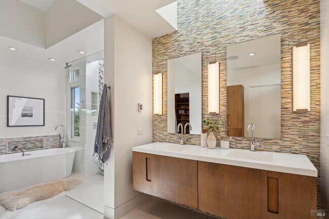 116 Barn Rd in Tiburon, CA - Building Photo - Building Photo