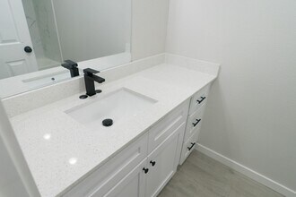308 S 12th St in Conroe, TX - Building Photo - Building Photo