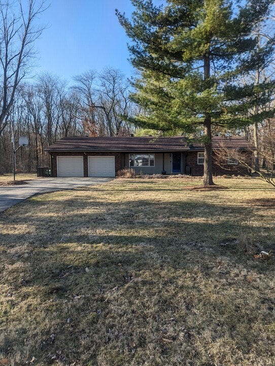 1701 Lake Shore Dr in Mahomet, IL - Building Photo