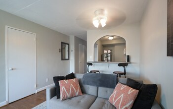 1330 New Hampshire Ave NW, Unit 1003 in Washington, DC - Foto de edificio - Building Photo