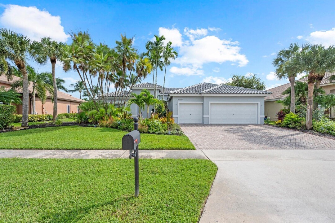 11325 Edgewater Cir in Wellington, FL - Building Photo