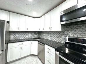 14 Flintlock Ln in Merrimack, NH - Building Photo - Building Photo
