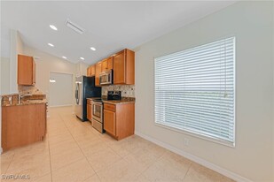 2457 Hopefield Ct in Cape Coral, FL - Foto de edificio - Building Photo