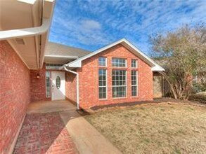 2401 Larkhaven St in Norman, OK - Building Photo - Building Photo