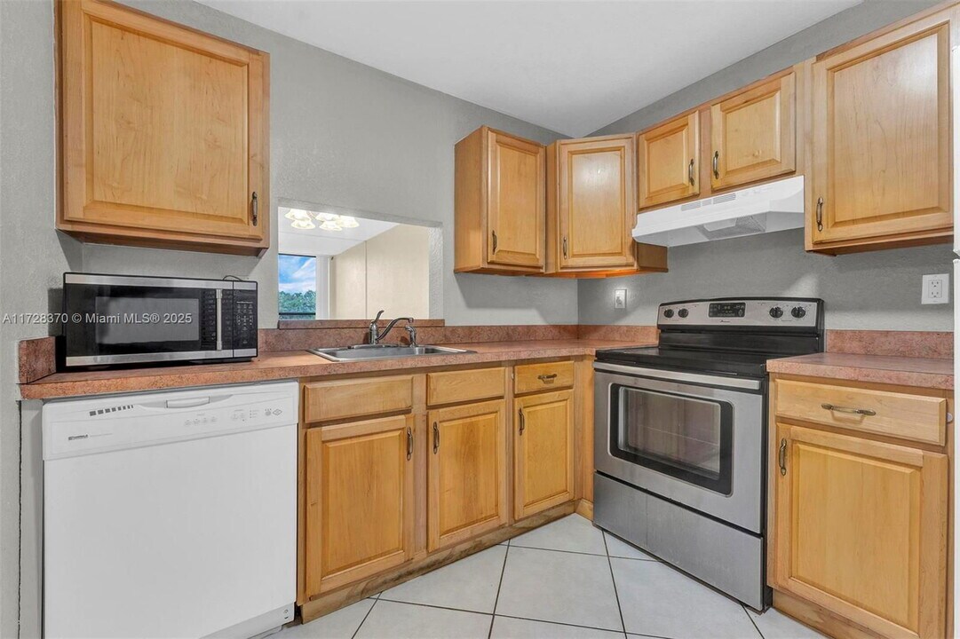 6301 N University Dr in Tamarac, FL - Building Photo
