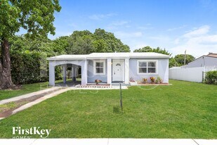 2827 Wiley St in Hollywood, FL - Building Photo