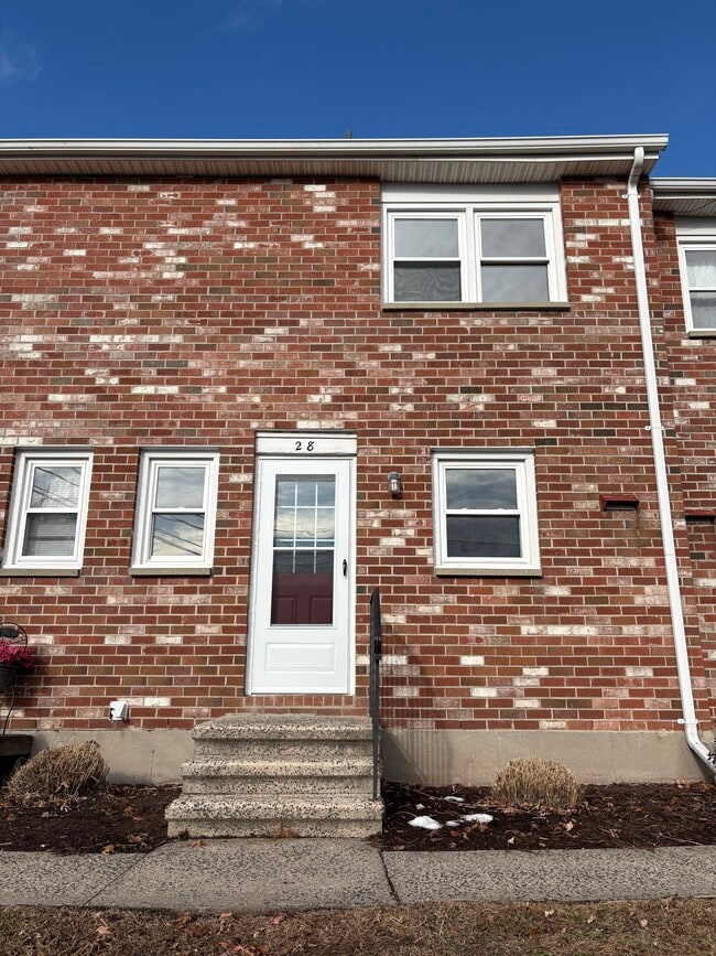 43 Hiltbrand Rd, Unit 2-8 in Bristol, CT - Building Photo - Building Photo