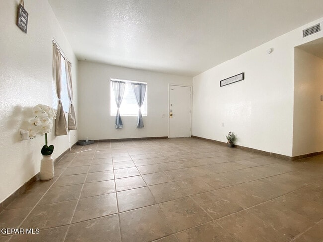 4700 Maxwell Ave in El Paso, TX - Building Photo - Building Photo
