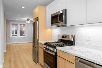 7389 N Damen Ave in Chicago, IL - Foto de edificio - Building Photo