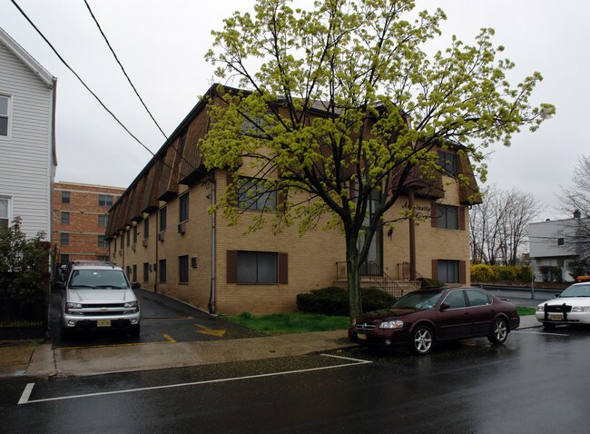 29 W 24th St in Bayonne, NJ - Foto de edificio - Building Photo